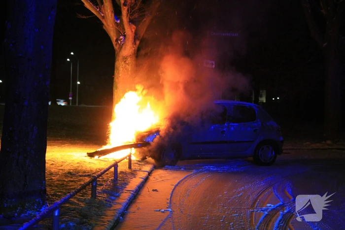 Personen auto volledig uitgebrand