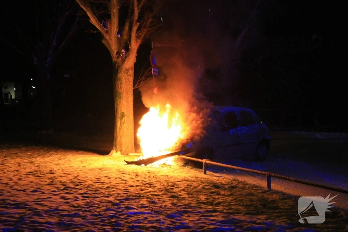 Personen auto volledig uitgebrand
