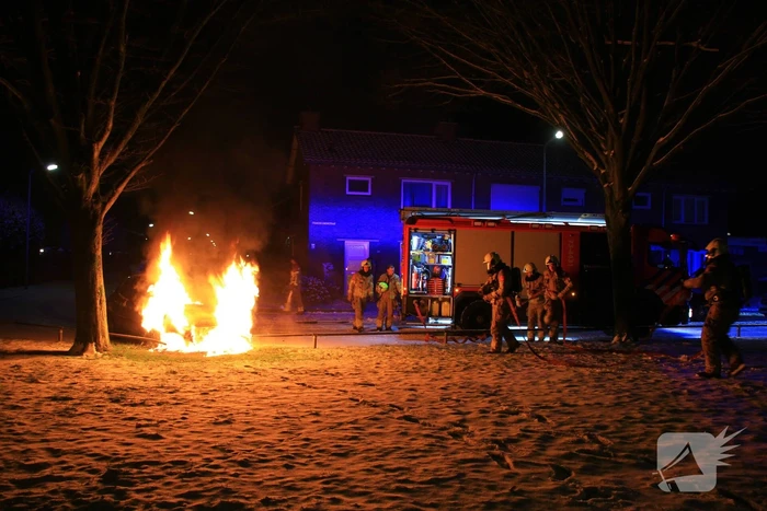 Personen auto volledig uitgebrand