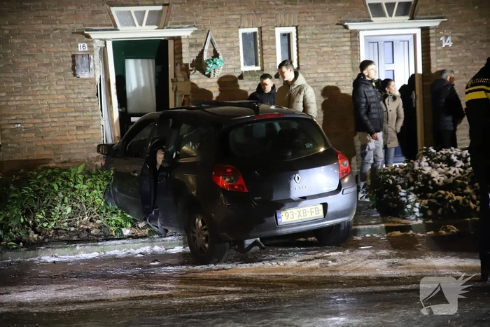 Automobilist glijdt van de weg en ramt woning