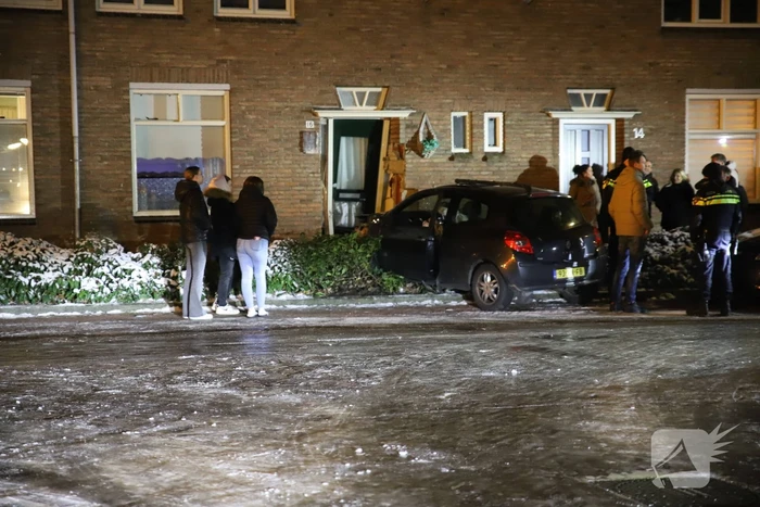 Automobilist glijdt van de weg en ramt woning