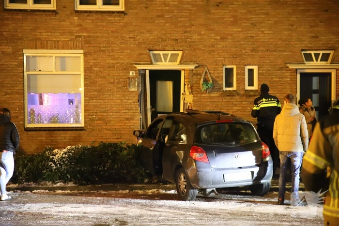 Automobilist glijdt van de weg en ramt woning