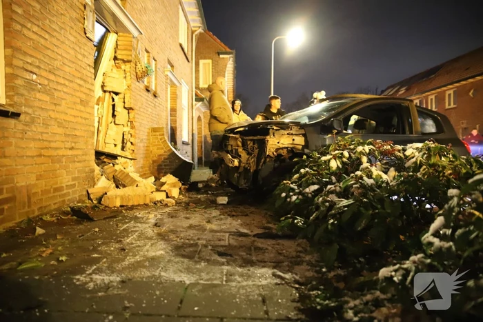Automobilist glijdt van de weg en ramt woning