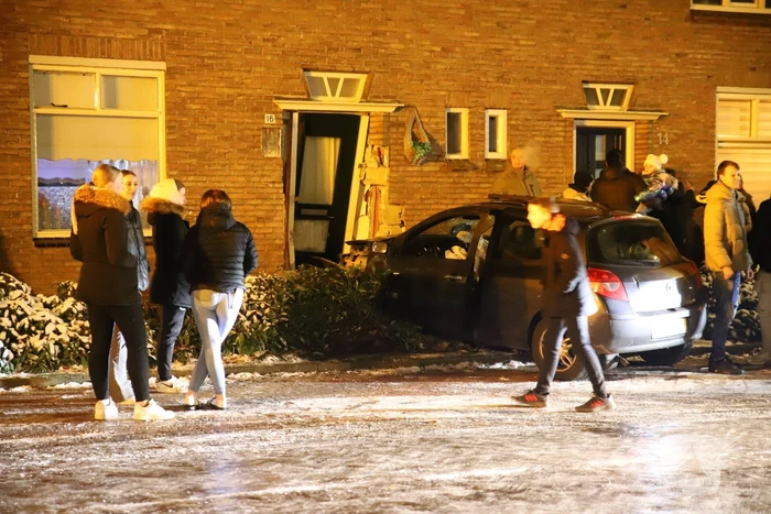 Automobilist glijdt van de weg en ramt woning