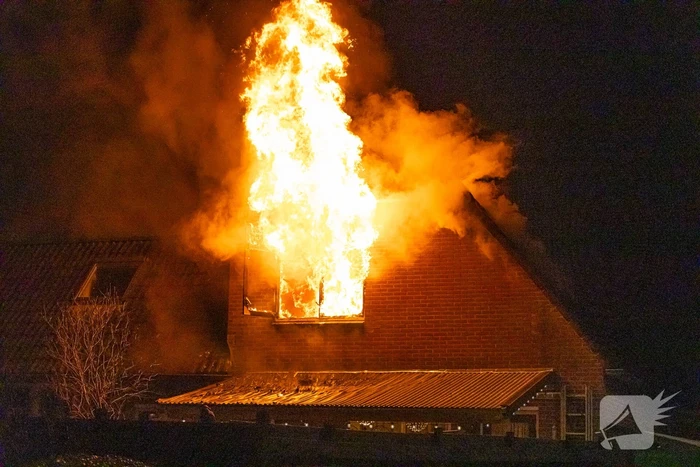 Flinke vlammen bij uitslaande woningbrand