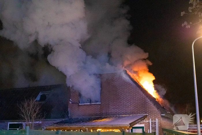 Flinke vlammen bij uitslaande woningbrand