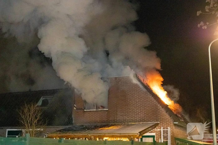Flinke vlammen bij uitslaande woningbrand