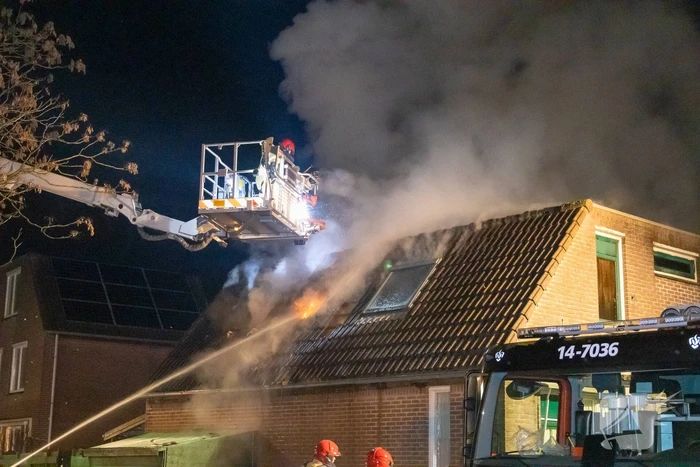 Flinke vlammen bij uitslaande woningbrand
