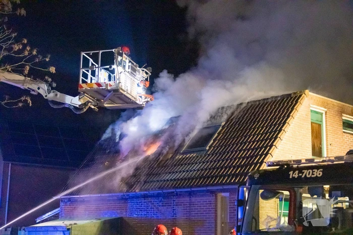 Flinke vlammen bij uitslaande woningbrand