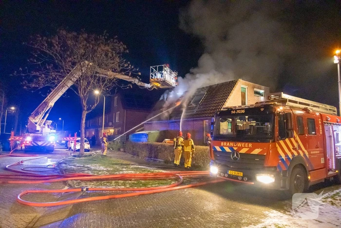 Flinke vlammen bij uitslaande woningbrand
