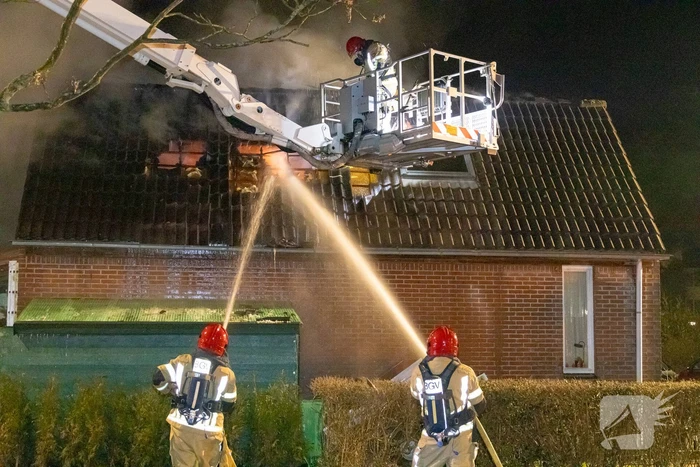 Flinke vlammen bij uitslaande woningbrand