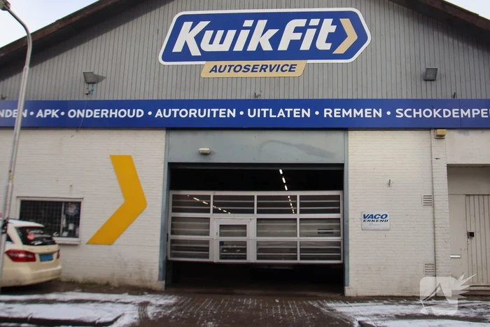 Auto rijdt door garagedeur en richt ravage aan