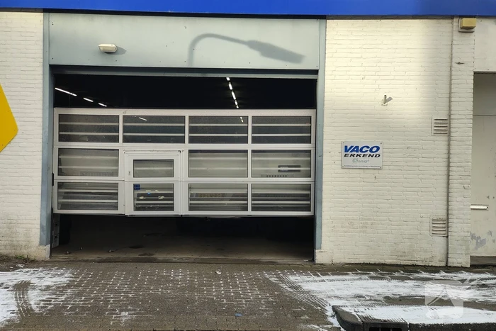 Auto rijdt door garagedeur en richt ravage aan