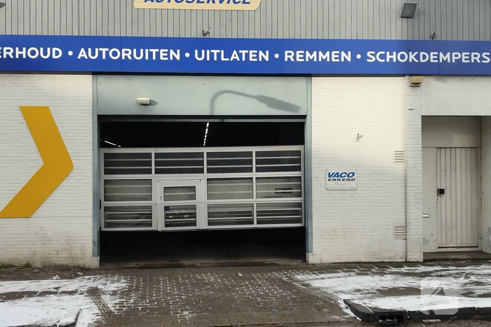 Auto rijdt door garagedeur en richt ravage aan