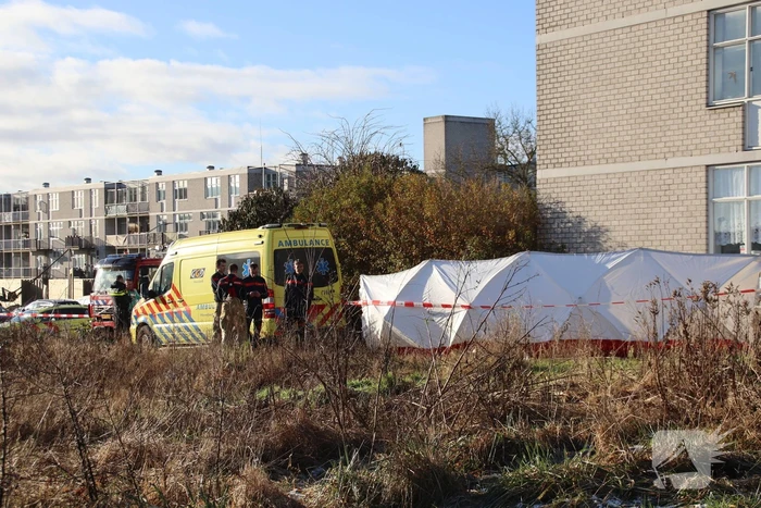 Persoon overleden na val uit raam