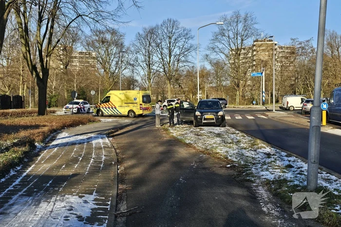 Fietser gewond bij aanrijding op rotonde
