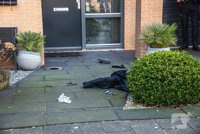Zwaargewonde aangetroffen op straat