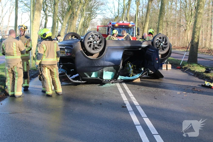 Automobilist belandt op zijn kop