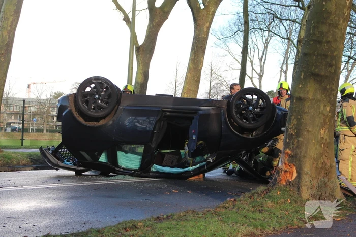 Automobilist belandt op zijn kop