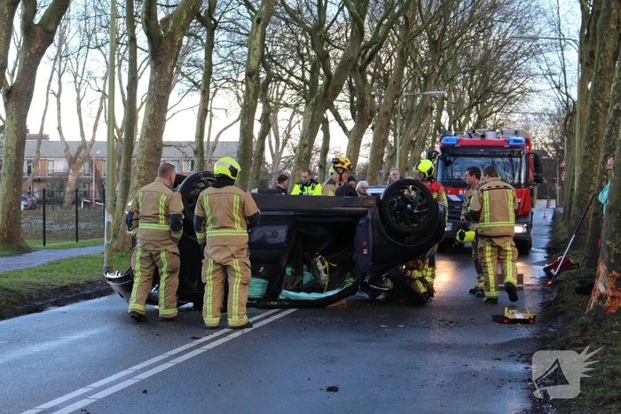 Automobilist belandt op zijn kop