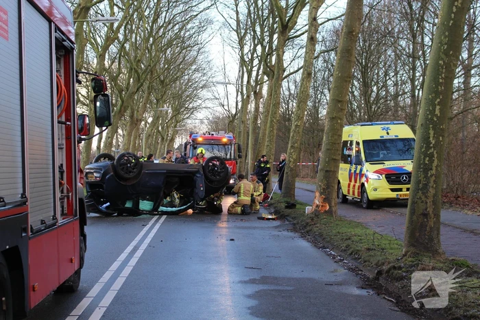 Automobilist belandt op zijn kop