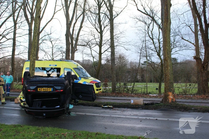 Automobilist belandt op zijn kop