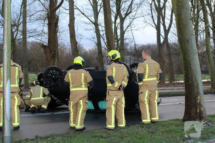 Automobilist belandt op zijn kop