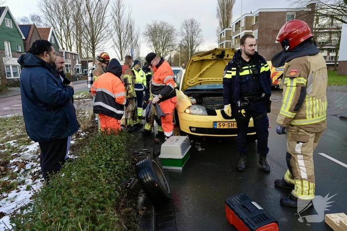Hulpdiensten redden aangereden kat uit auto