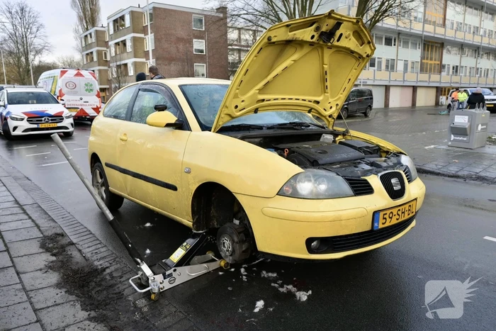 Hulpdiensten redden aangereden kat uit auto