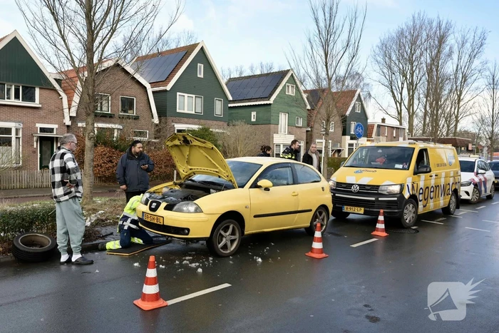 Hulpdiensten redden aangereden kat uit auto