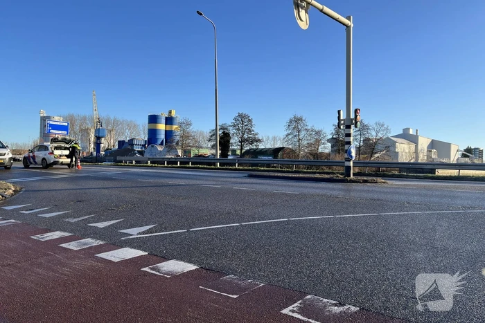 Bestuurder klapt op verkeerslicht
