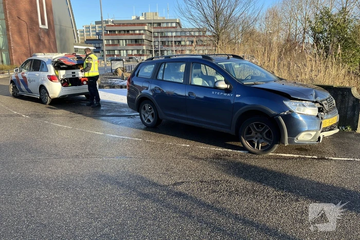Bestuurder klapt op verkeerslicht