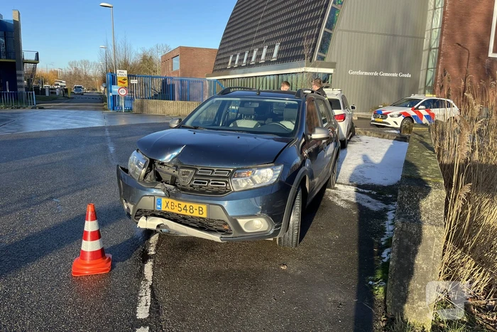 Bestuurder klapt op verkeerslicht