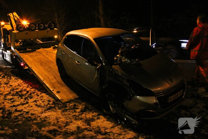 Automobilist gewond bij botsing met paal