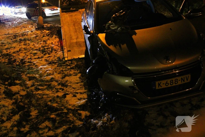 Automobilist gewond bij botsing met paal