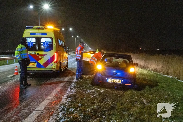 Automobilist ramt vangrail door gladheid