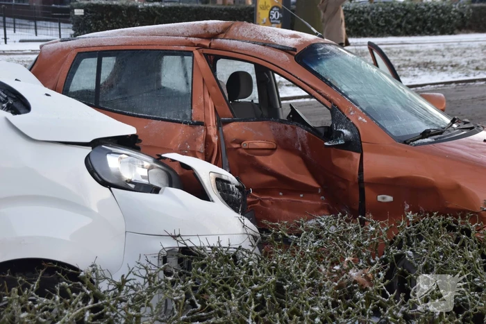 Bestelbus en personenauto botsen door gladheid