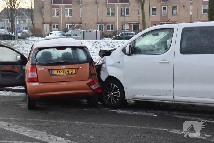 Bestelbus en personenauto botsen door gladheid