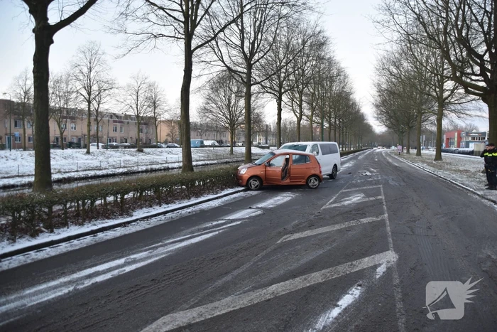 Bestelbus en personenauto botsen door gladheid