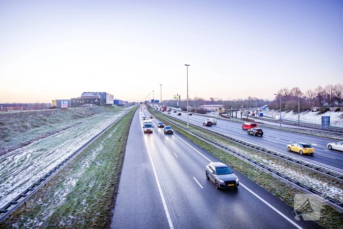 Keistad bedekt onder dun laagje sneeuw