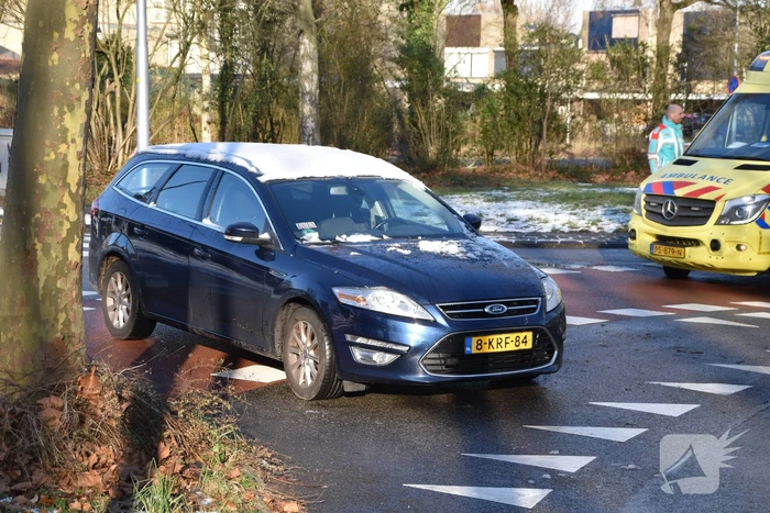 Fietser geschept op rotonde door automobilist