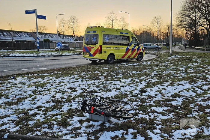 Auto en fietser in botsing op beruchte rotonde