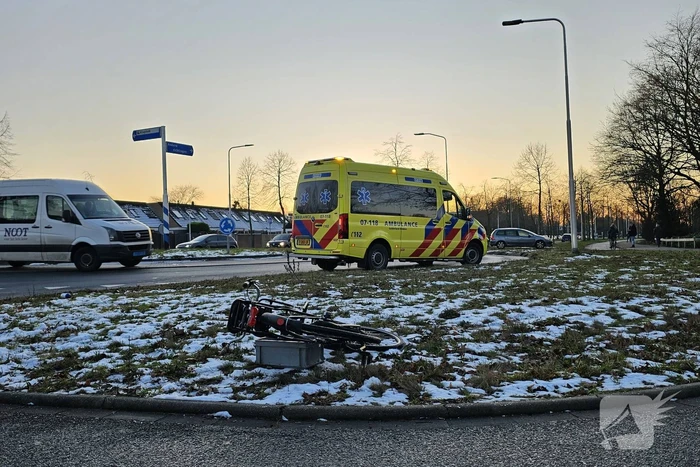 Auto en fietser in botsing op beruchte rotonde