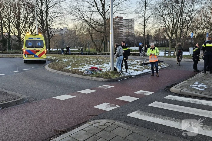 Auto en fietser in botsing op beruchte rotonde
