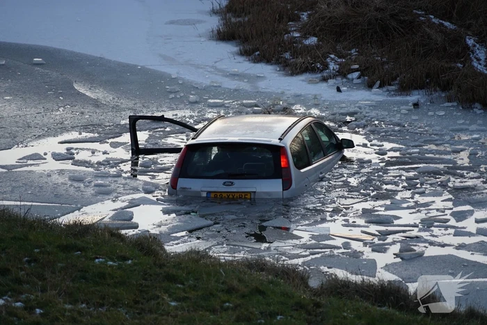Automobilist belandt in ijskoude sloot