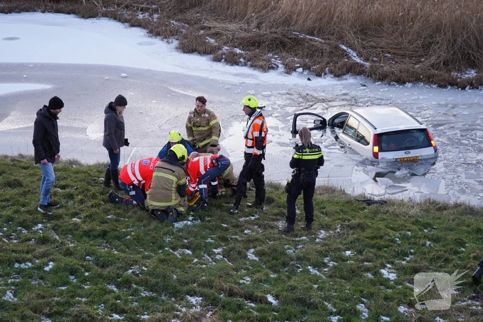 Automobilist belandt in ijskoude sloot