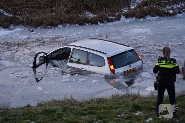 Automobilist belandt in ijskoude sloot