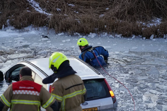 Automobilist belandt in ijskoude sloot