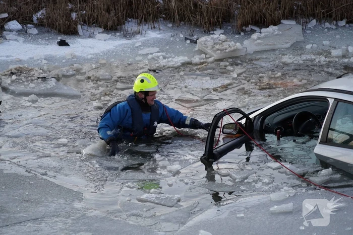 Automobilist belandt in ijskoude sloot