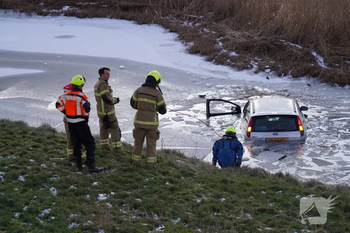 Automobilist belandt in ijskoude sloot